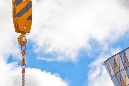 Lyftkranar har talja för tunga lyft och säker lasthantering.