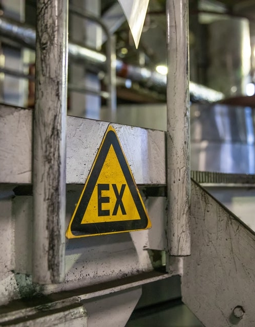 En EX-skylt i en industri skvallrar om att det är ett explosionsfarligt område.