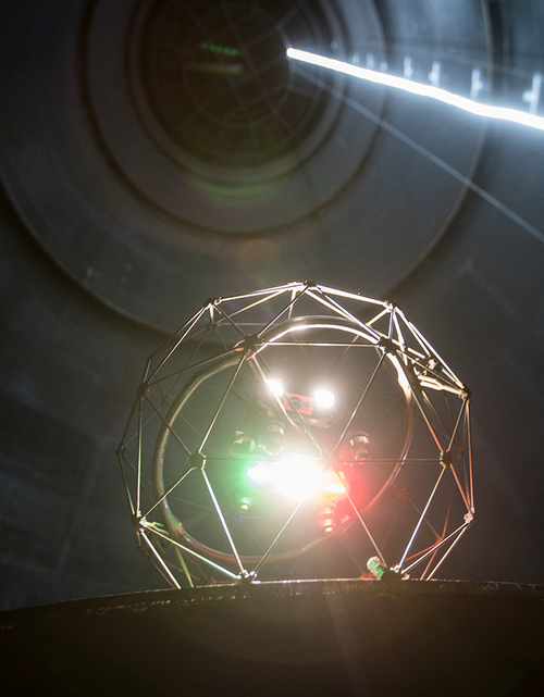 Drönare inspekterar ett rör på insidan. Den har en lysande lampa.