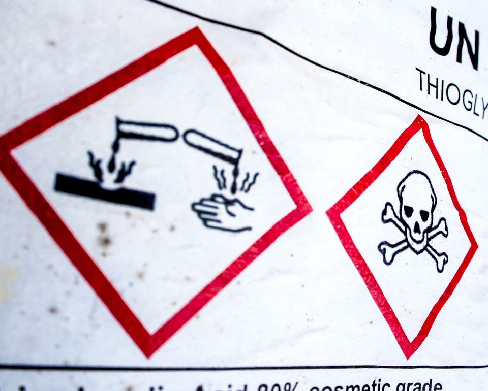 Varningsmärke för farliga kemikalier. 