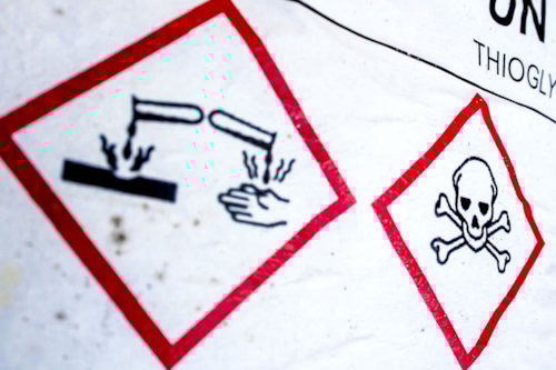 Varningsmärke för farliga kemikalier.