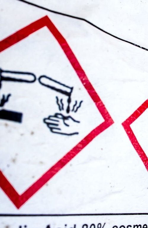 Varningsmärke för farliga kemikalier.