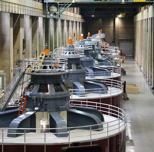 Flera kraftverksgeneratorer på rad.