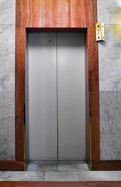 Hiss i fastighet, hiss med stängda dörrar.