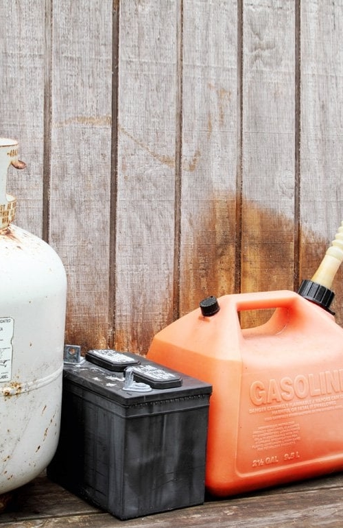 Flera olika behållare för miljöfarliga produkter, som gasbehållare, bilbatteri, bensindunk etc.