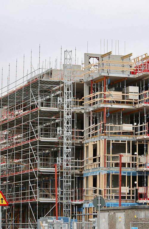 En hög fastighet under uppbyggnad.