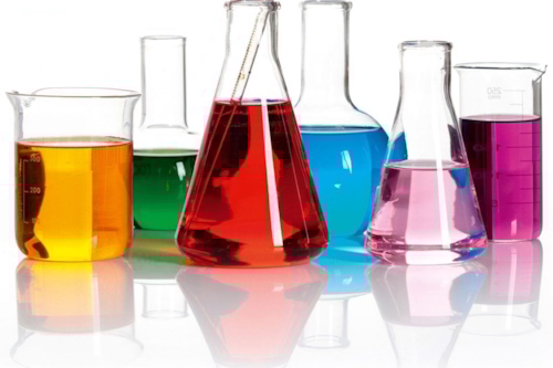Vätskor i flera olika färggranna färger i olika typer av laboratorieflaskor.