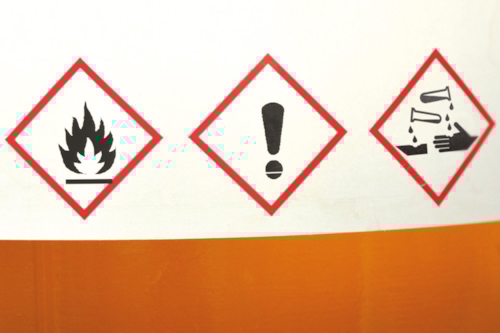 Ett ämnets farliga egenskaper visas som symboler på en etikett.