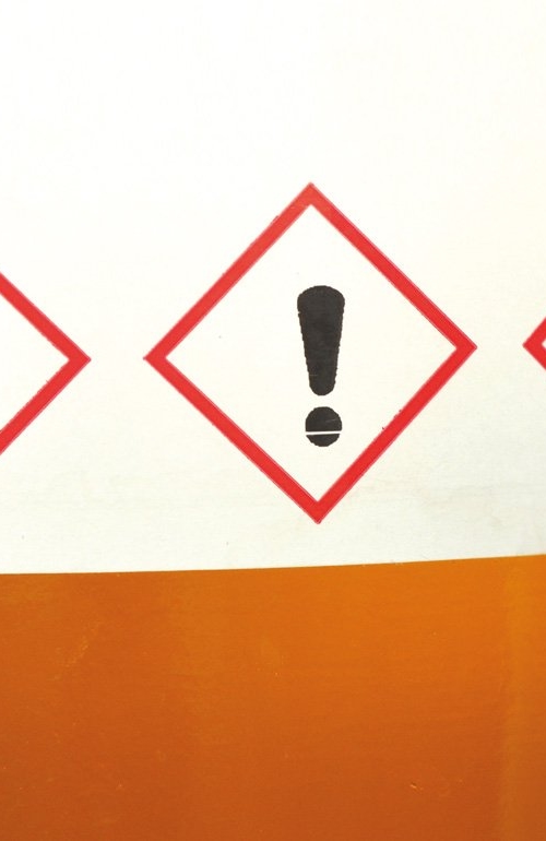 Ett ämnets farliga egenskaper visas som symboler på en etikett.