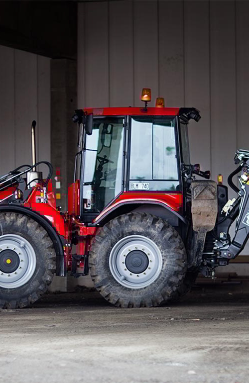 Traktor med grävskopa.