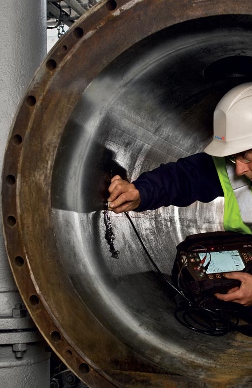 Kiwa ekspert teostamas torus mittepurustavat katsetust