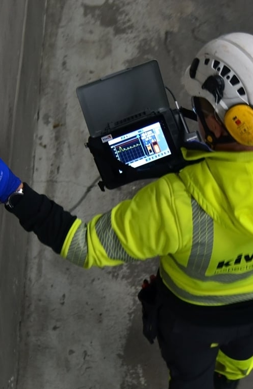 Kiwa ekspert teostamas torus mittepurustavat katsetust