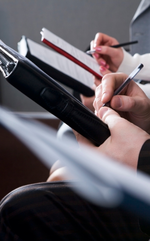 Kiwa töötaja kirjutab pliiatsiga märkmeid