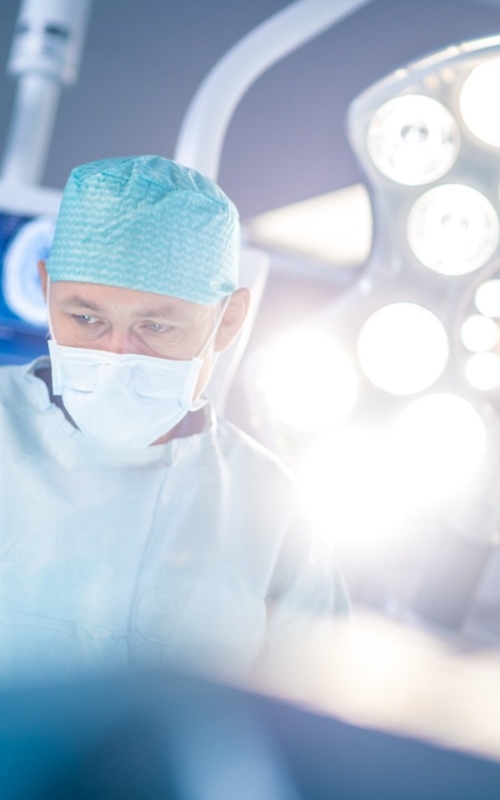 Medicinteknisk utrustning av vitt skilda slag används av kirurger under operation. Allt från skapell och belysning till skärmar och digital teknik.