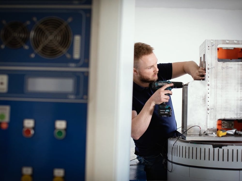 Kiwa Primara laboratory employee executing a battery test