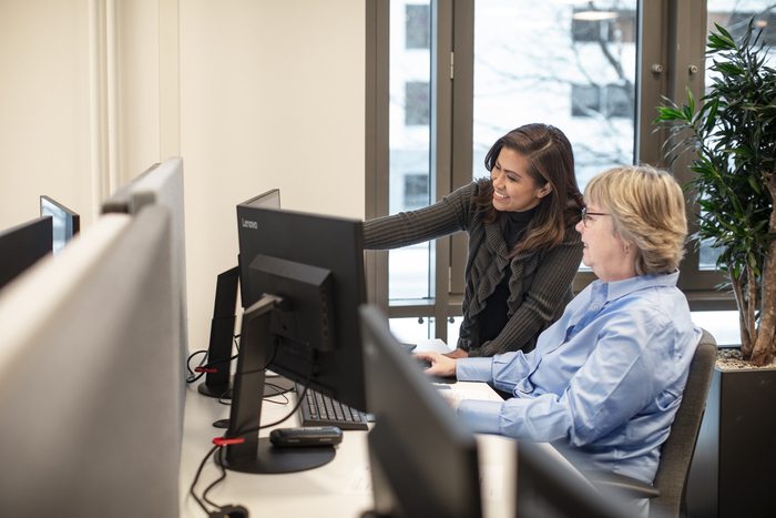 Kiwa töötajad vaatamas monitori