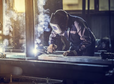 Svetsare arbetar.