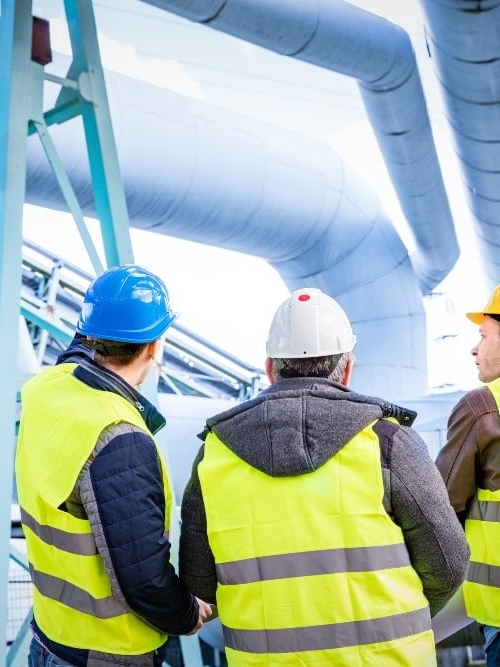 Kiwa eksperdid õlimahutite juurde