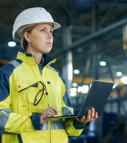 mujer haciendo auditoría