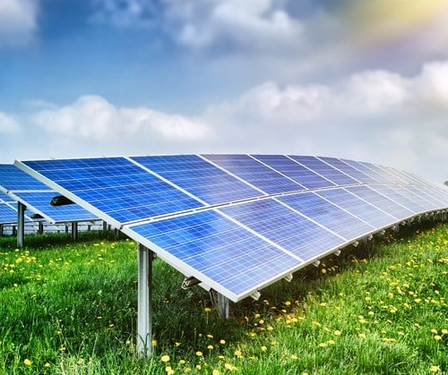 Päikesepaneelide park põllul