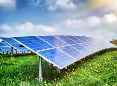 Päikesepaneelide park põllul