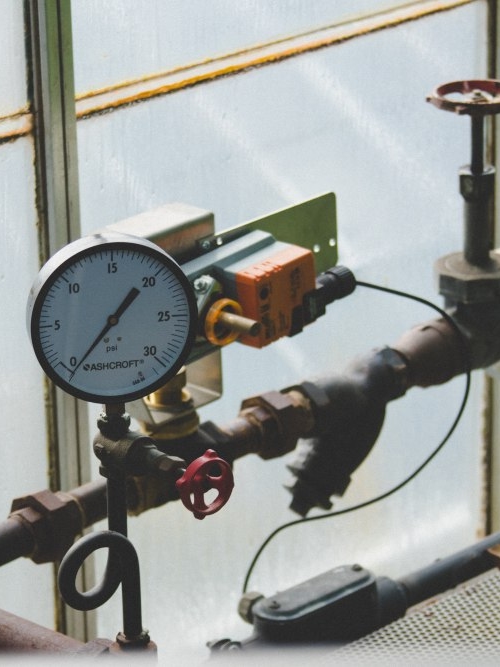 Tryckmätare på rör från tryckbärande anordning.