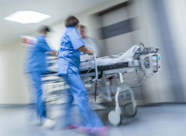 医护人员推病床