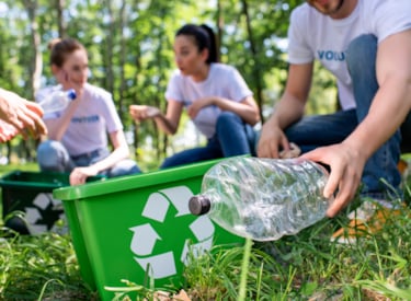 回收垃圾桶和塑料瓶