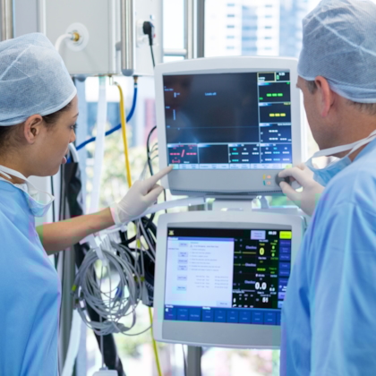 2位医护人员研究仪器数据