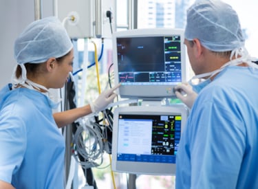 2位医护人员研究仪器数据