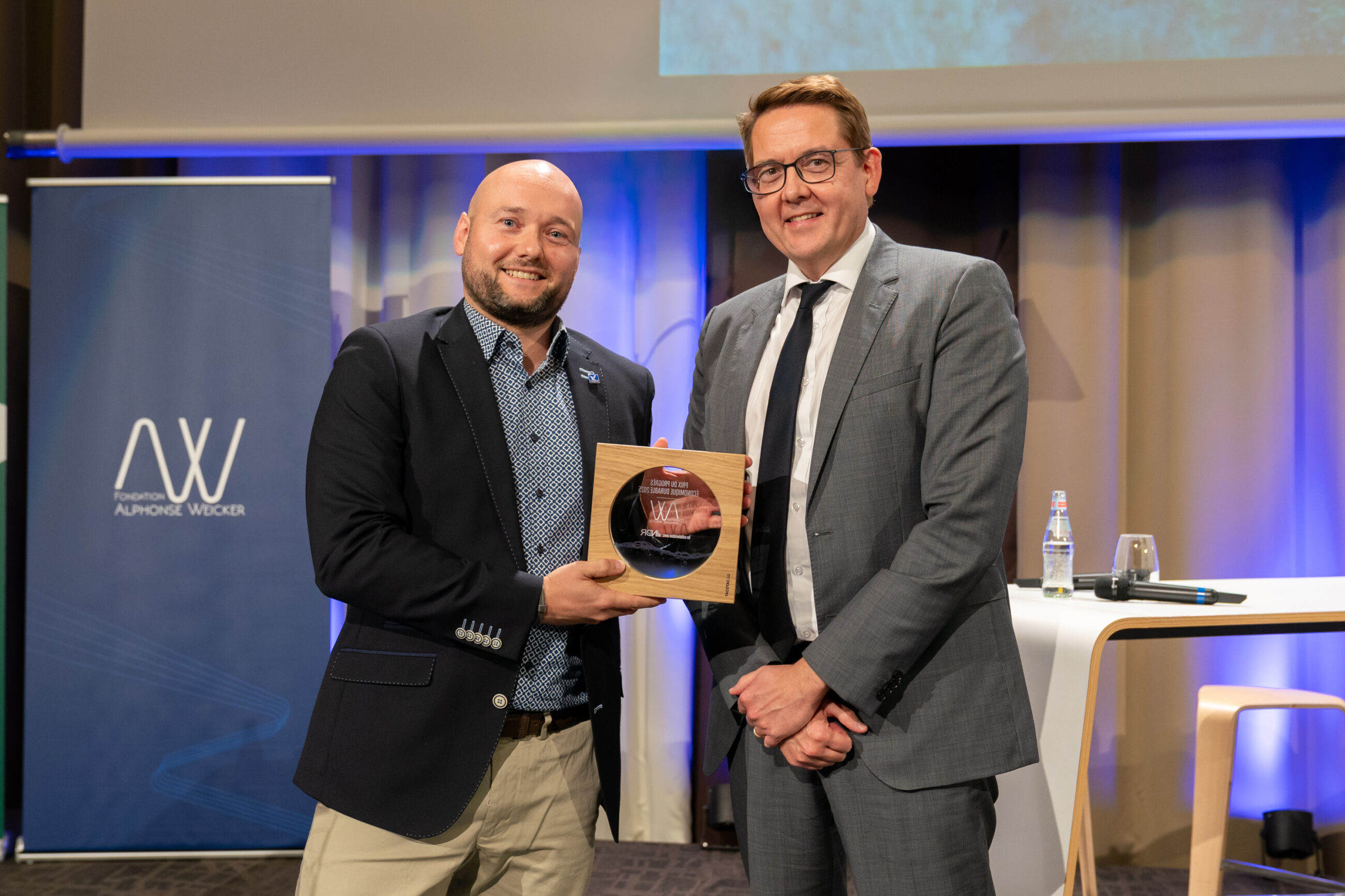 Johannes Steffgen reçoit le prix de la part de Yves Nosbusch
