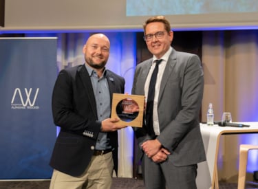 Johannes Steffgen reçoit le prix de la part de Yves Nosbusch