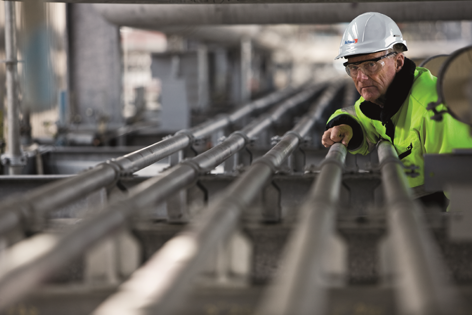 Kiwa ekspert kontrollimas torusid tehases