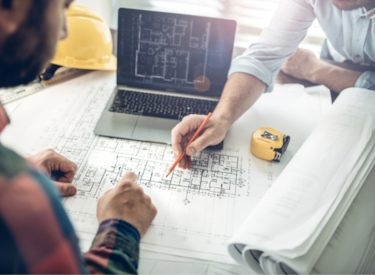 桌面电脑、员工、图纸讨论