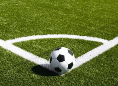 Kunstgrasveld met voetbal