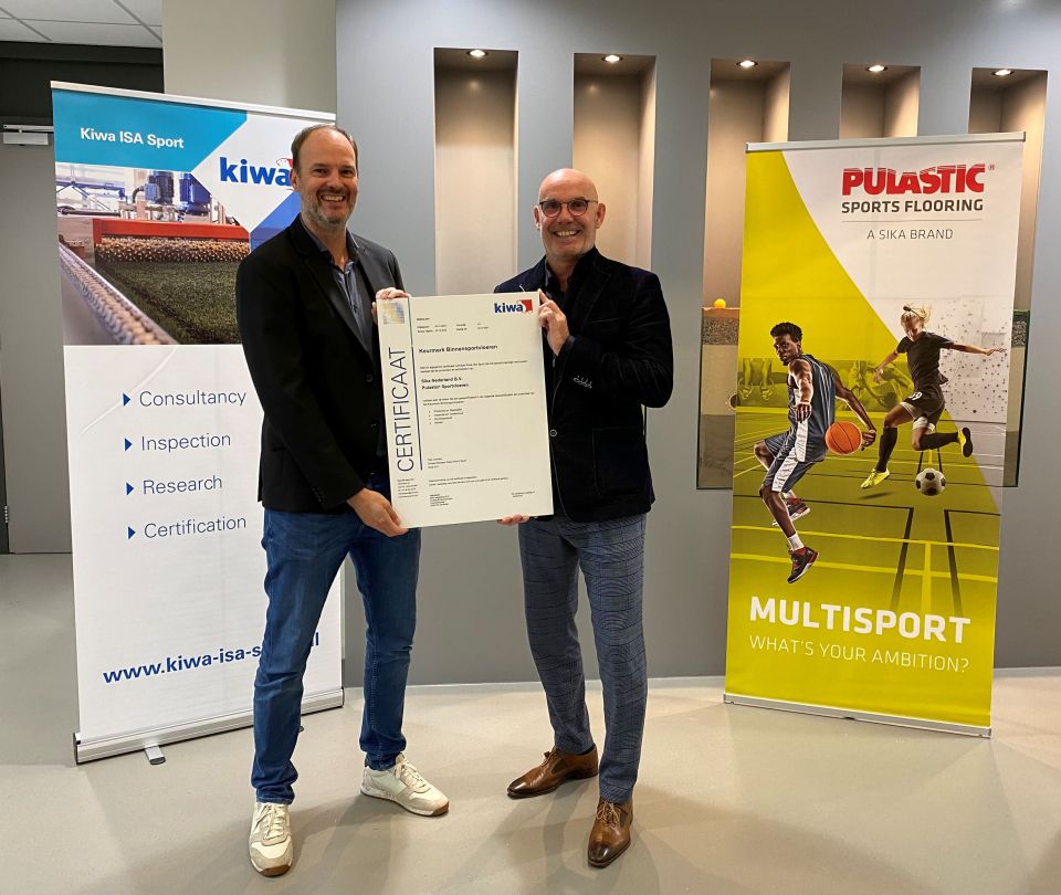 Kiwa ISA Sport Keurmerk Binnensportvloeren_uitreiking certificaat Sika 960x810.jpg