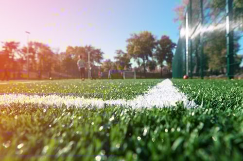 Voetbalveld in de zon