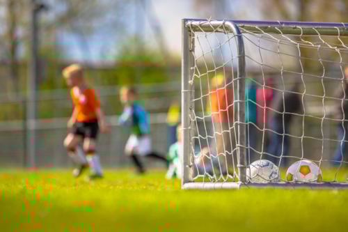 Kinderen op een voetbalveld