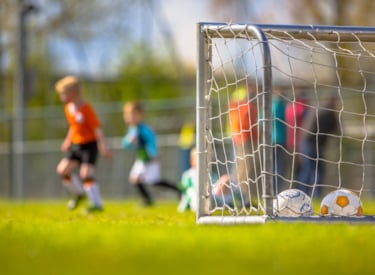 Kinderen op een voetbalveld