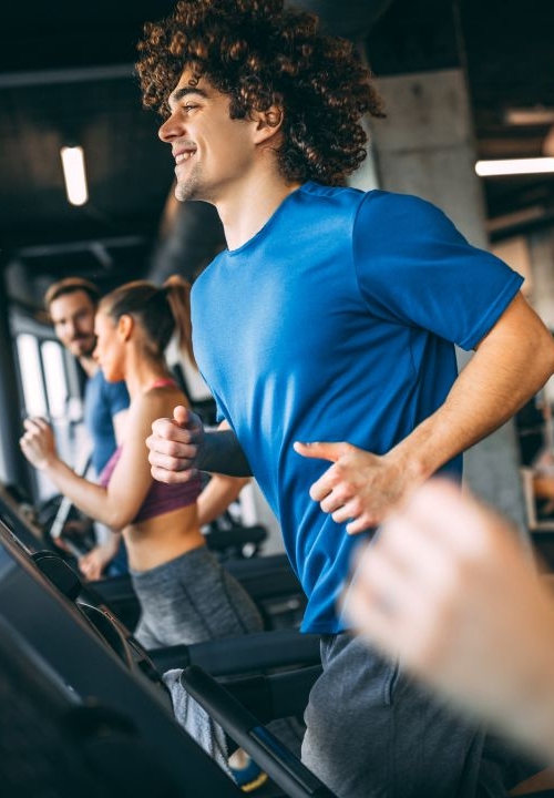 Mannen en vrouwen die sporten