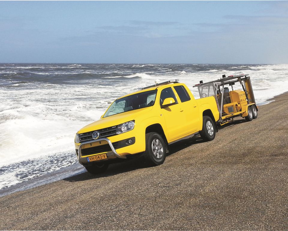 Amarok met valgewicht op dijk 960x770.jpg