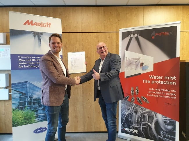 Uitreiking certificaat K21045 aan FireX door Wouter van Beers small.jpg