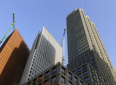 Hoge gebouwen in stad