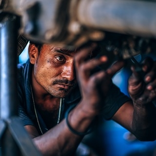Auto monteur aan de slag onder de auto