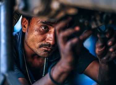 Auto monteur aan de slag onder de auto