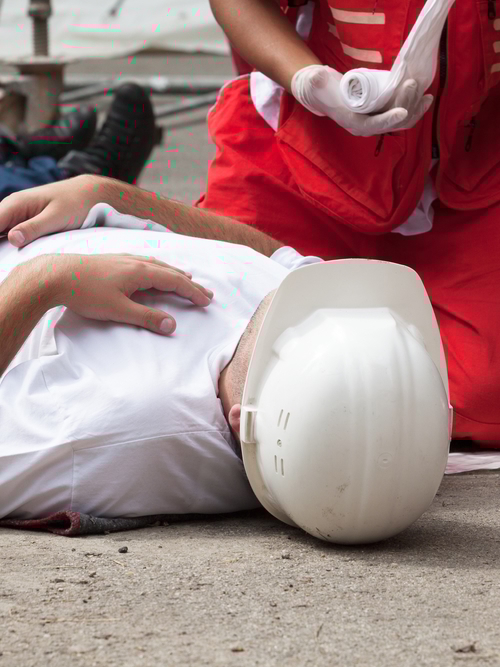 Man wordt geholpen door bedrijfshulpverlener