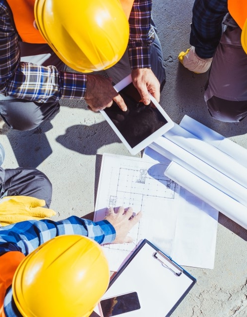 Töötajad pabereid uurimas