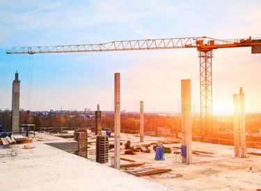 Bouwplaats met bouwkraan