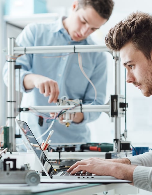 Kiwa eksperdid teostamas elektritöid