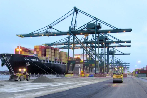 Port with container ship